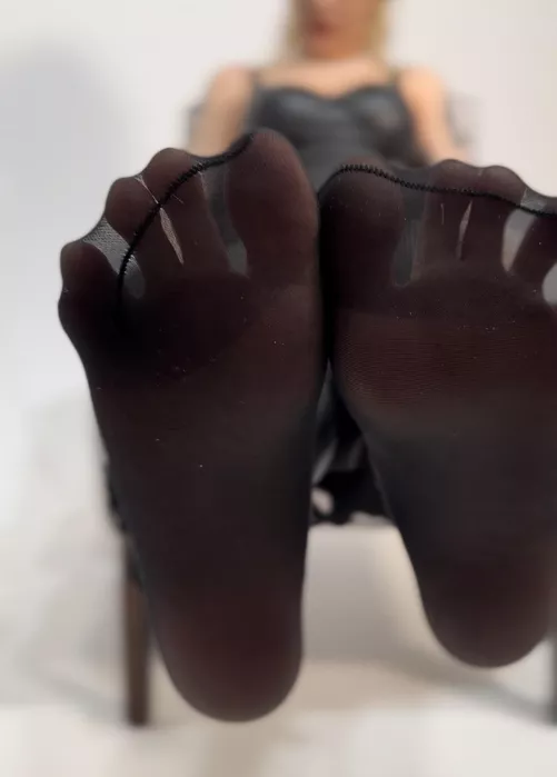 toes in tights?
