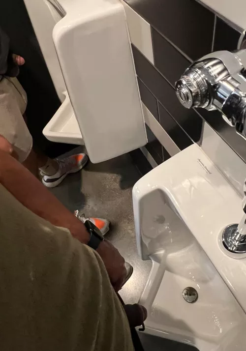 Told me to take a quick cock shot when he saw there was no divider 😅