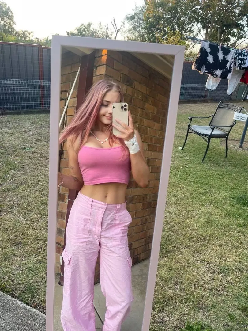 Toned tummy poking through [img]