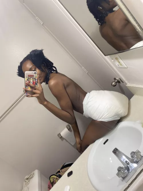 Too bad I can’t change my diaper with my puppy paws😝🐾🐶