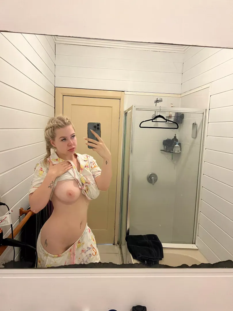 Too hot for a bra 🥵