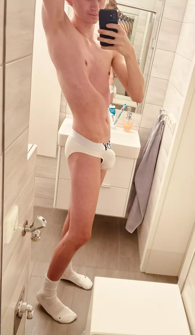 Took a shower. Who wants to cuddle in bed? 🥺
