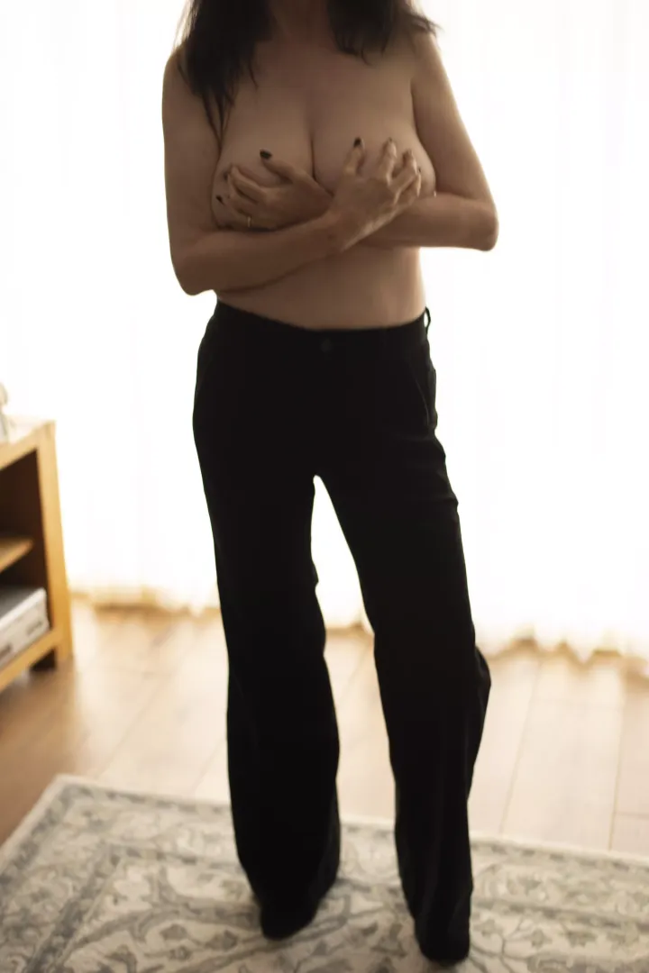 Topless in jeans.