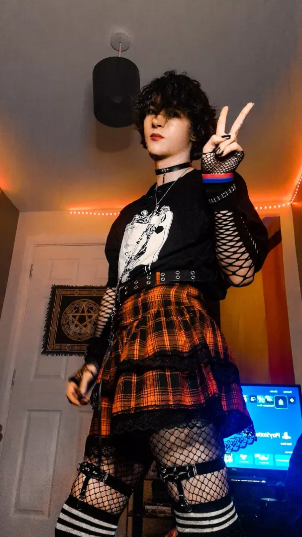 Trying a different vibe today, how do I look? 💖