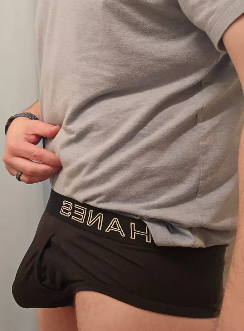Trying a new style of Hanes briefs. I'd say it suits me.