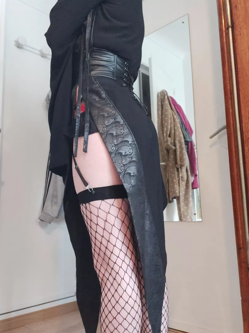 Trying out my new lingeries under my goth kimono :3