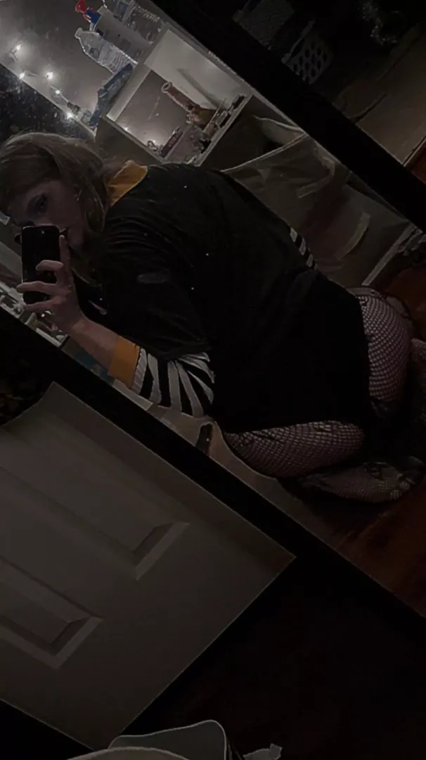 trying to gain my confidence! how do i look to you?? (comments appreciated 🥰🫶🏼)