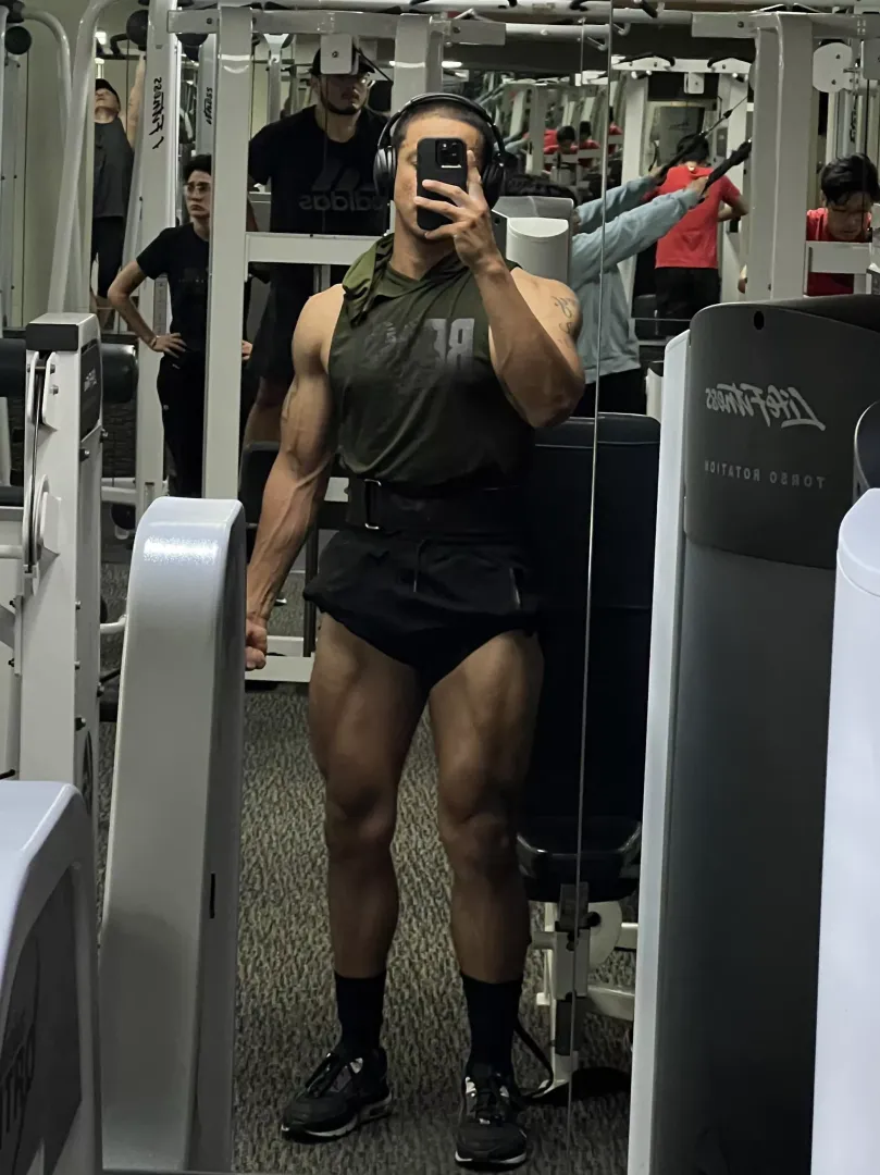 Trying to get my forearms close to my leg size 👍🏽