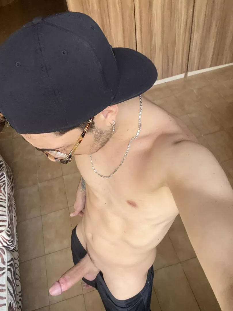 U on your knees sucking or bottom for me? 😈
