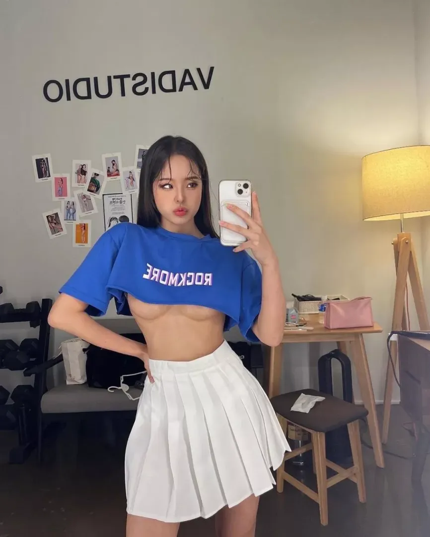 Underboob reveal