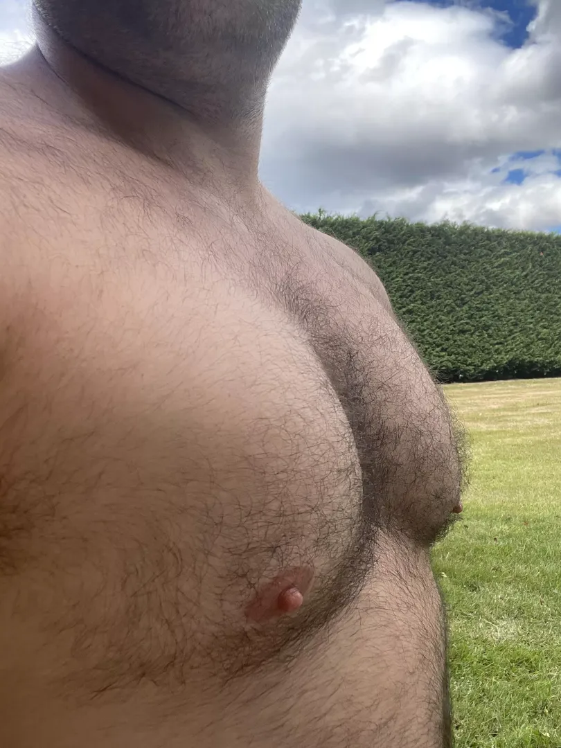 Up close and personal with this daddy bear chest 🧸💙🧔🏻‍♂️💕😘