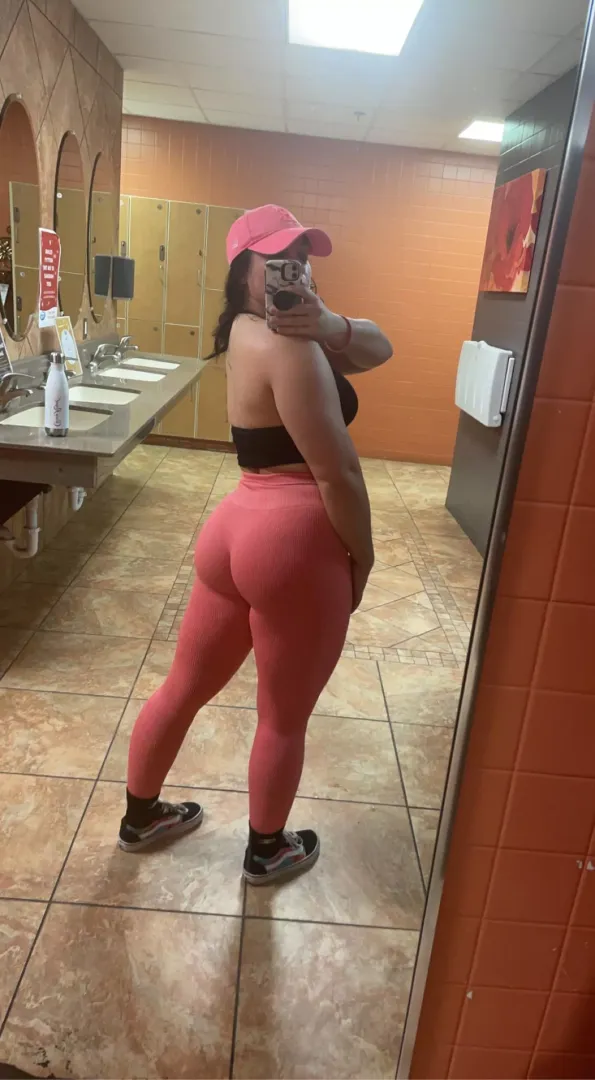 Upper body day but here’s a booty pic anyway