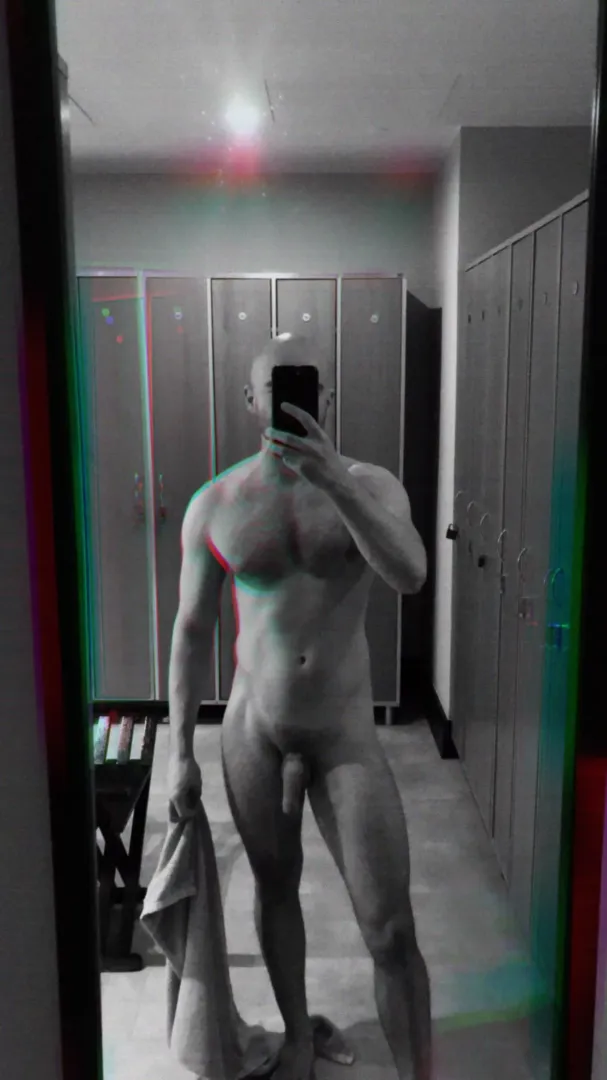 Ups I did it again in public place. 🪞 Mirror check at the gym changing room.