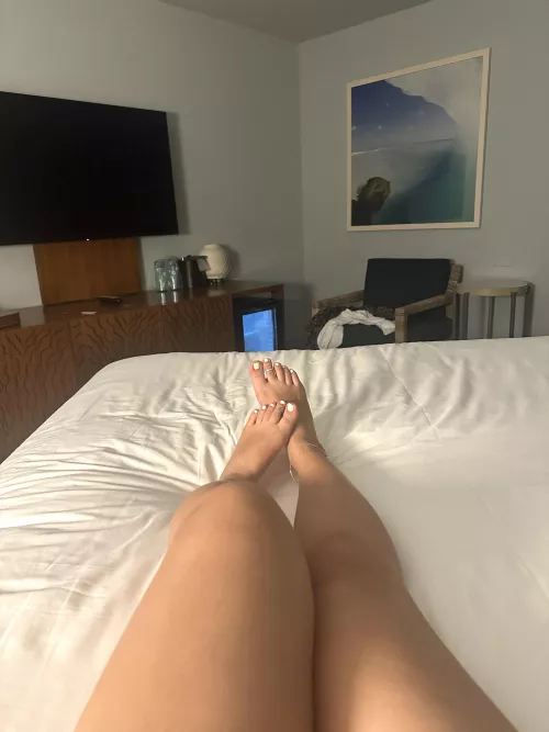 Vacation feet in my hotel bed 🤍
