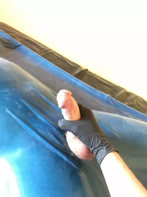 Vacbed Latex Handjob