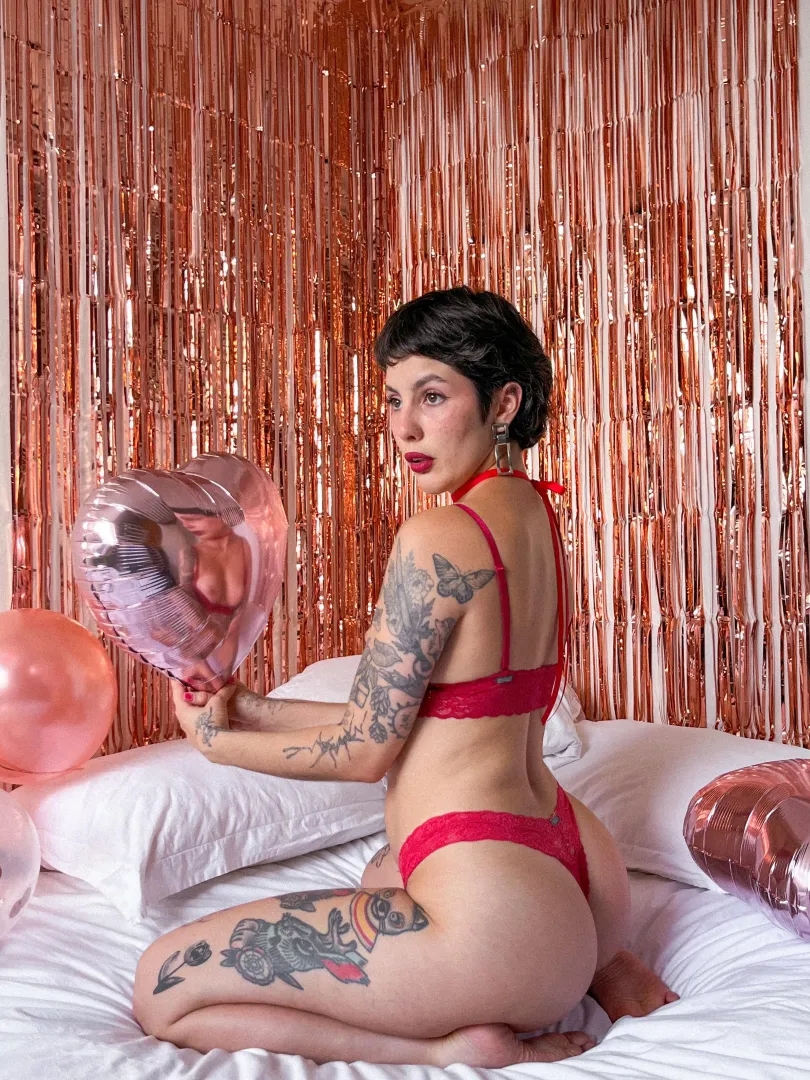 valentine’s shoot 💌 i love having fun with nudes!