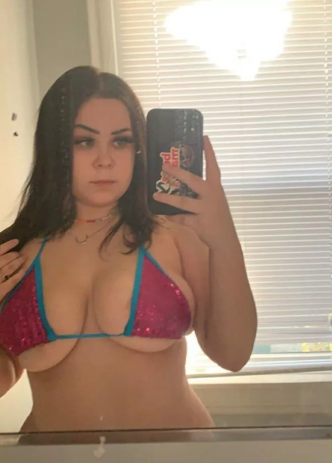 @vanessamariee99 on insta :)