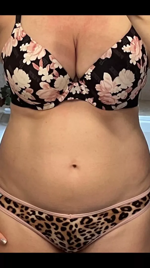 VAULT: 10/30/21 - VS black & pink floral w/ pink leopard thong (NSFW)