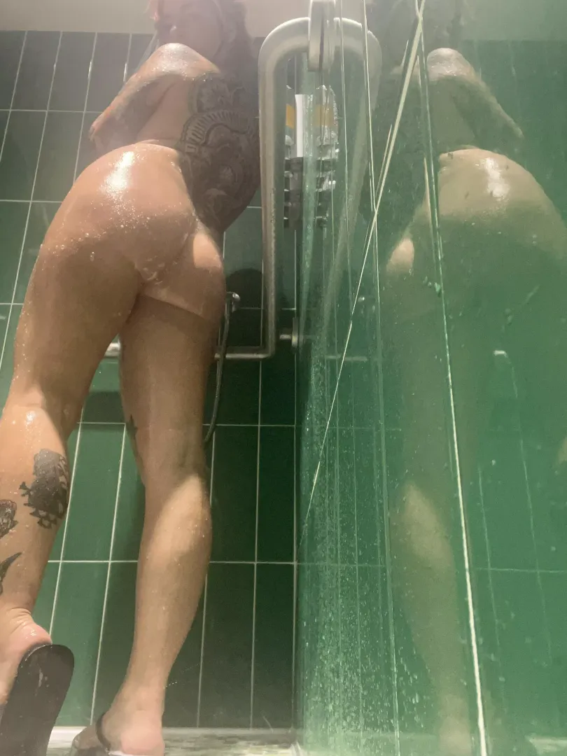 Wanna be my locker room friend?? 🧼