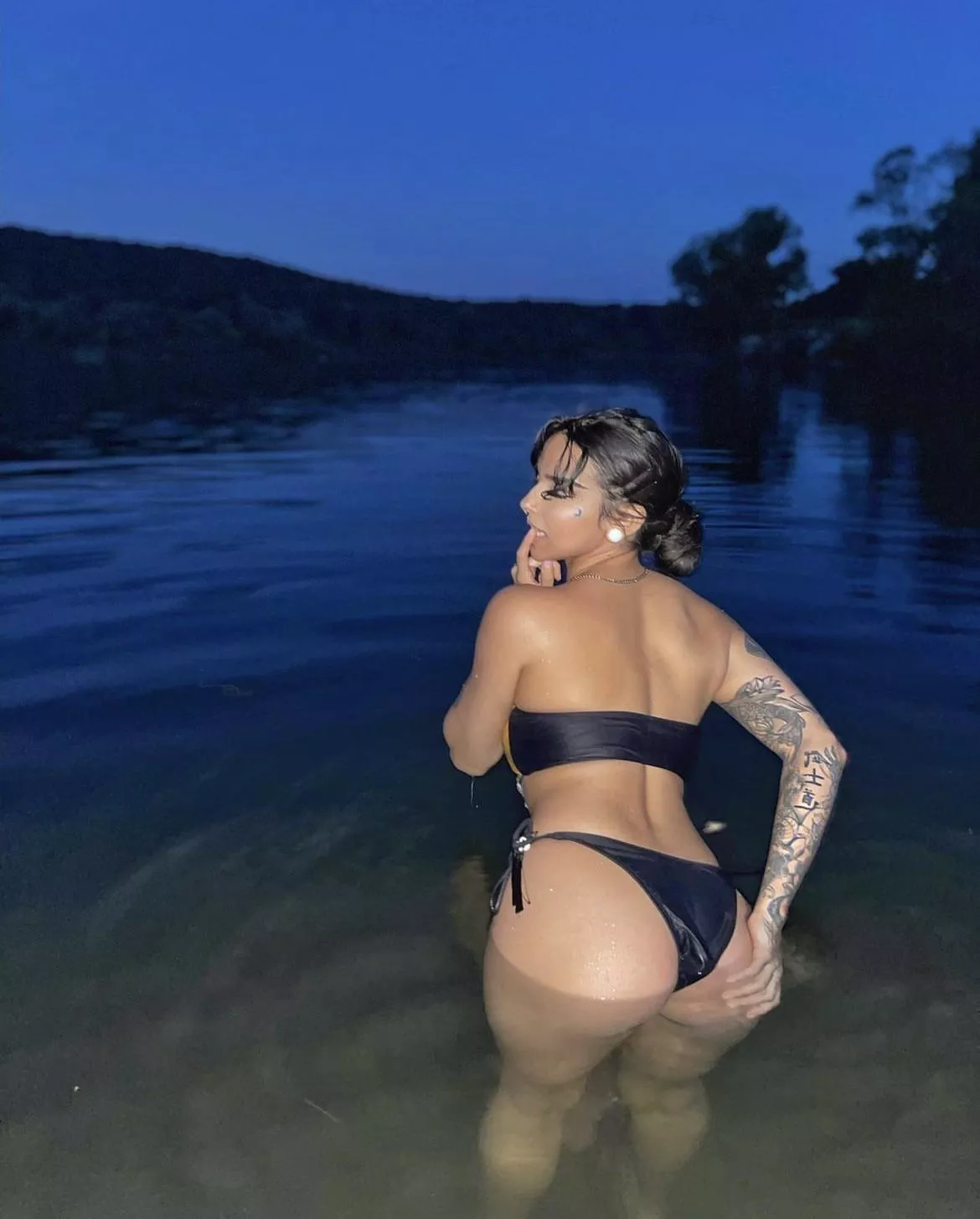 Wanna go skinny dipping?👀💦