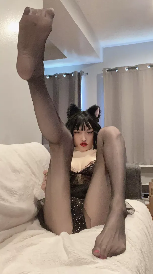 Wanna lick my pantyhose feet?