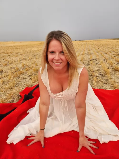 wanna play with a farm milf???