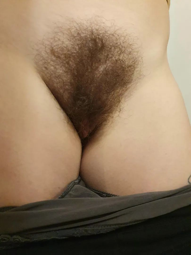 Wanna run your fingers through my soft bush? 🥰