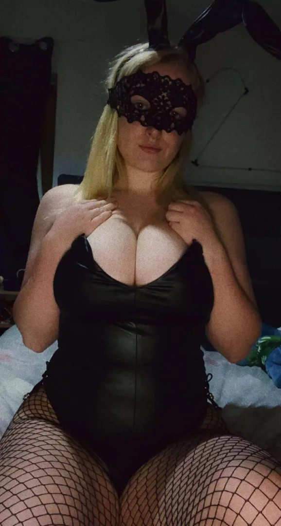 Wanna see me get railed? Sub to my onlyfans link below