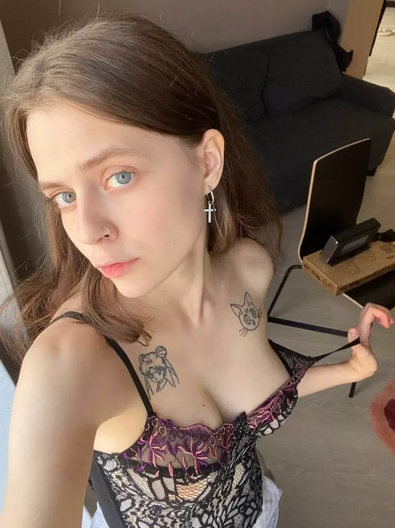 Wanna see me undress?😈