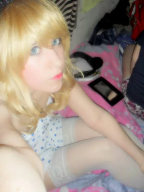 wanna sit with me and play videogames c: ?