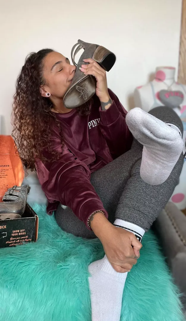 Wanna 👃🏽 the fresh leather of my new boots with me?!