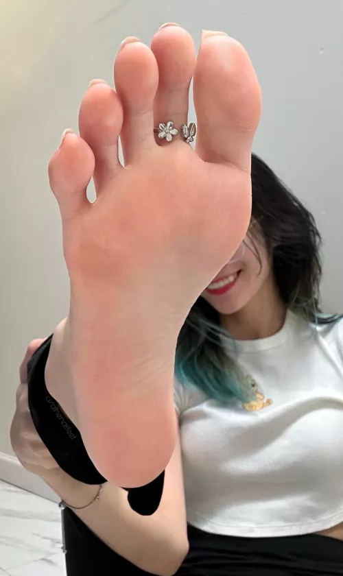 Wanna touch my soft sole? 🤭