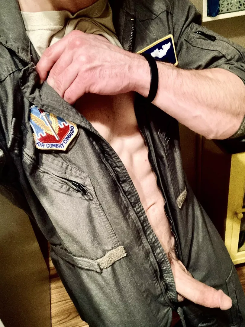 Want me naked or in my old flight suit when we fuck? 😜 (M/33)