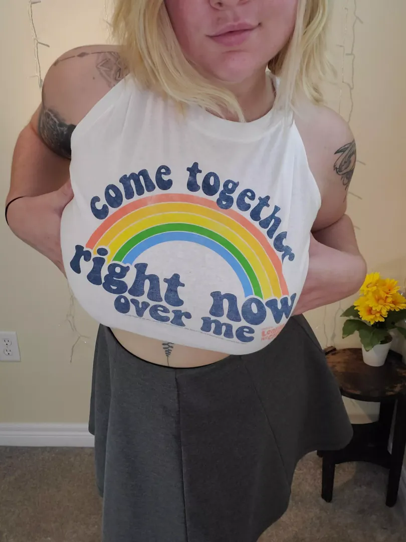 Want to start off the week right?🔥🔥🔥Just a sexy young blonde that loves to show!!🥰🥰🥰 Webcam fun, nudies and more inside!💖💖💖