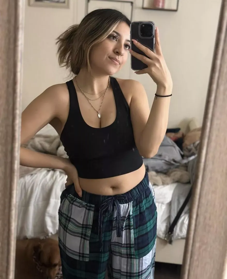 Wanted to share my gf with you guys on Christmas! Traders plz send sample with face & full body. Merry Christmas! Tell me what you think of her