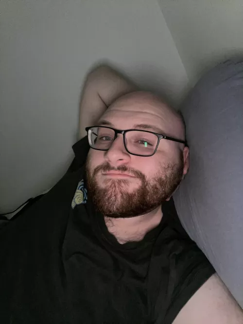 Wanting to game but need to sleep💀 anyone want to chat for a bit?