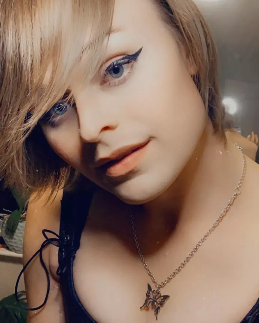 Was taking a few was pics and took this one on accident right after adjusting my hair, bit I’m SO glad I did 🥰