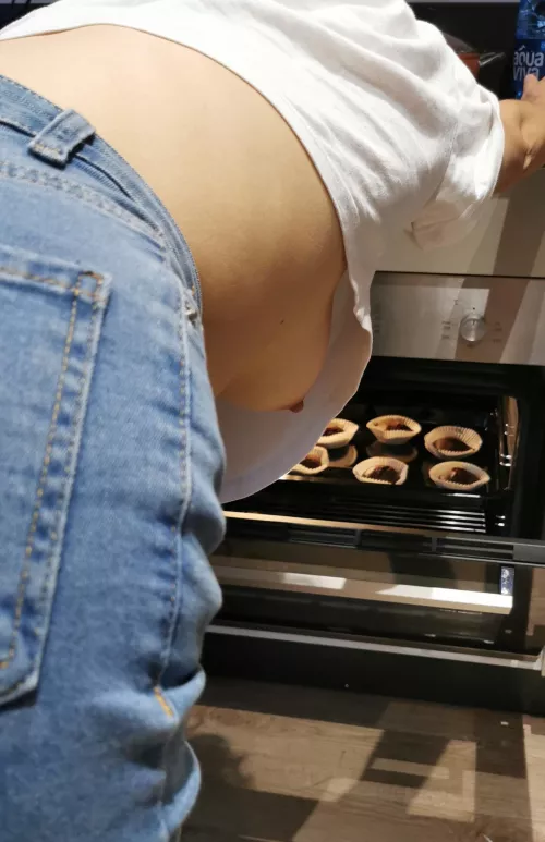 We have an oven at work, so I make muffins for my co-workers. Would you like to check how they taste? 😈🧁