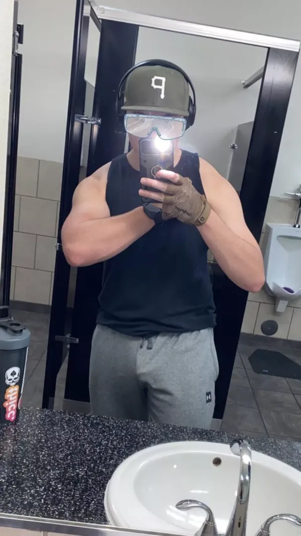 We love gray sweatpants season especially at the gym 😈💪🏼