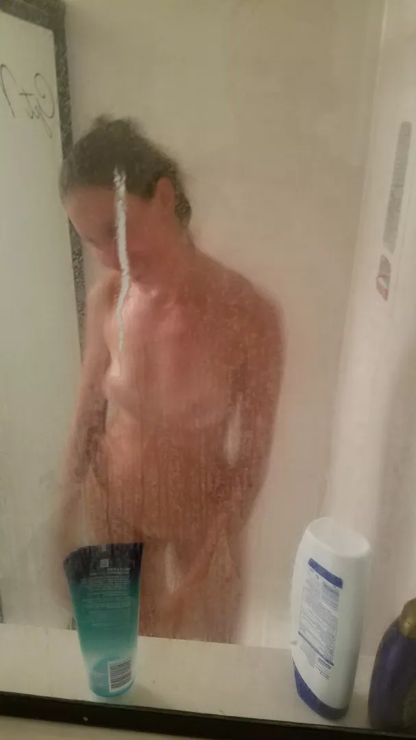 We need to clean the shower glass. She smiled when she caught me taking pictures😏