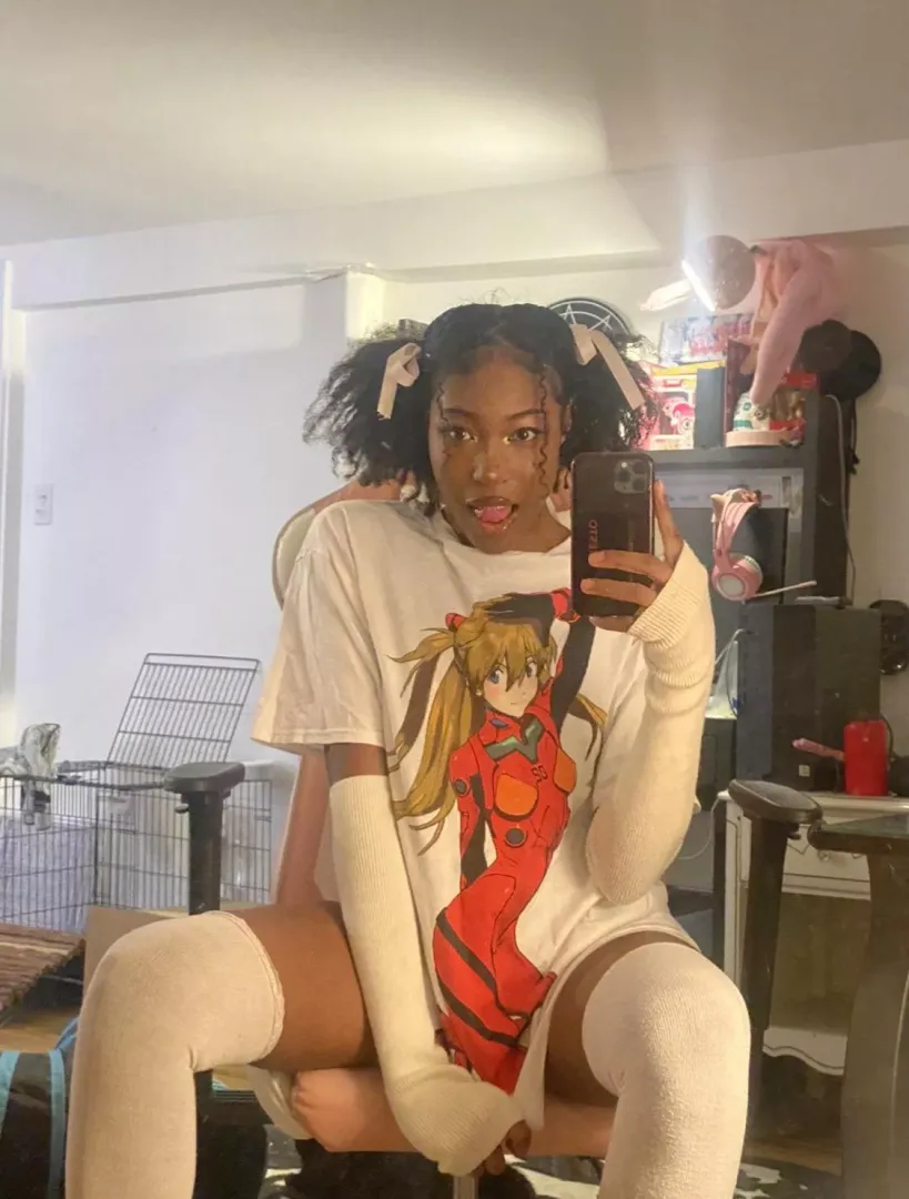 wearing my asuka tee and posing in my gaming chair; nvr felt hotter