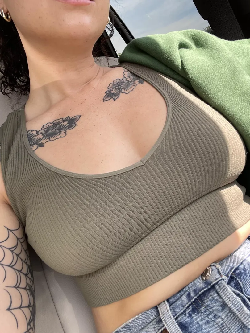 Wearing my favorite top today, what do you think of the color? 🎨