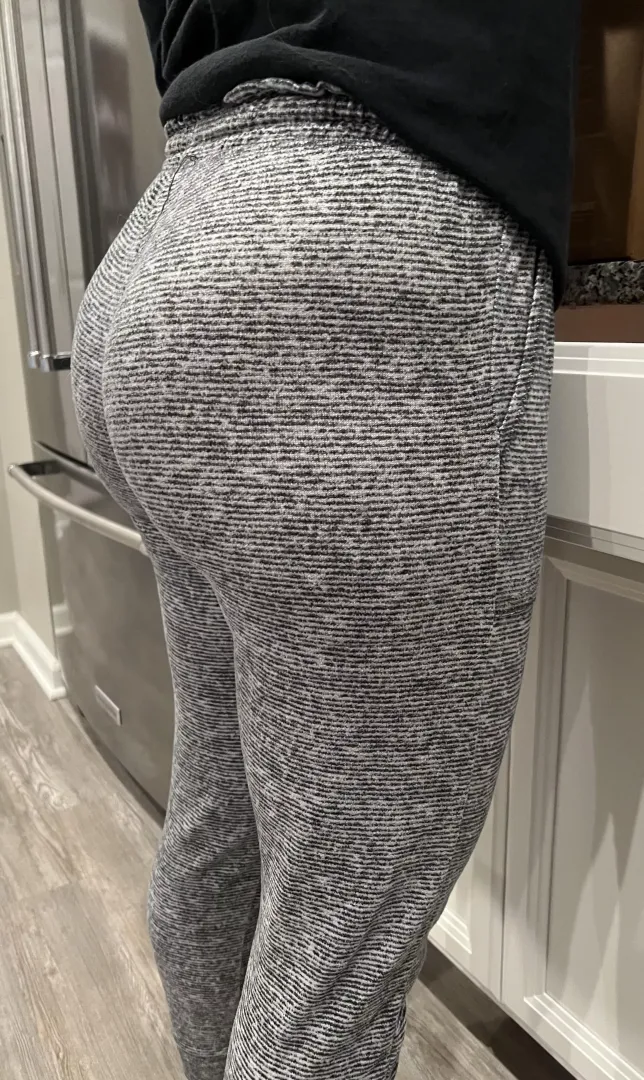Wearing some new pajama leggings😘