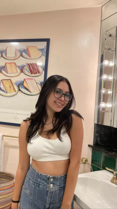Weird question.. do I give off milf vibes in this pic? Lol 18f