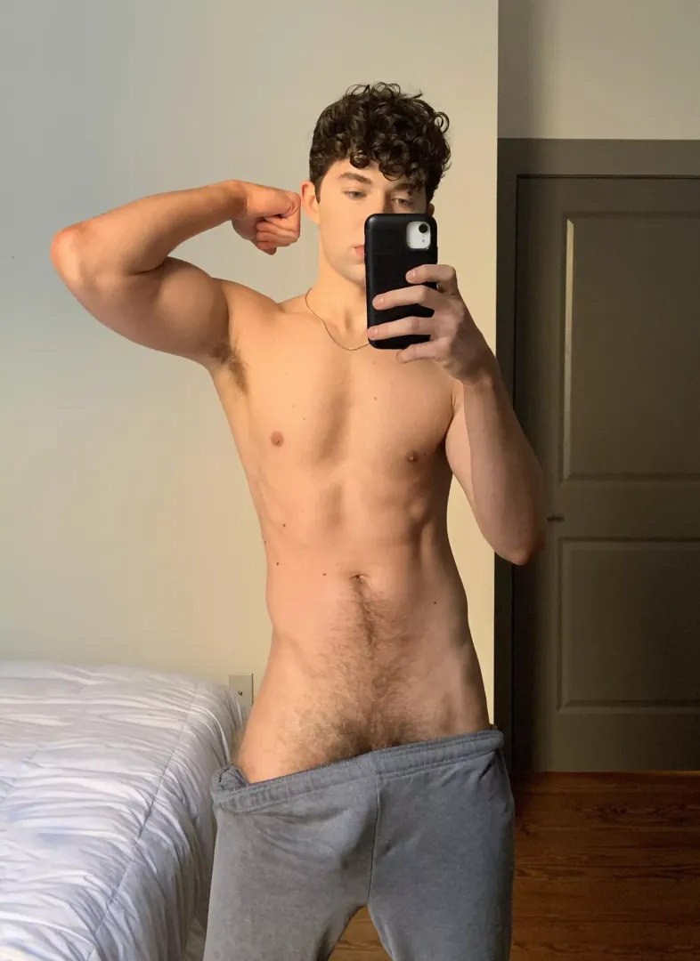 Went commando to class today in sweats, who’s tryna suck me off?
