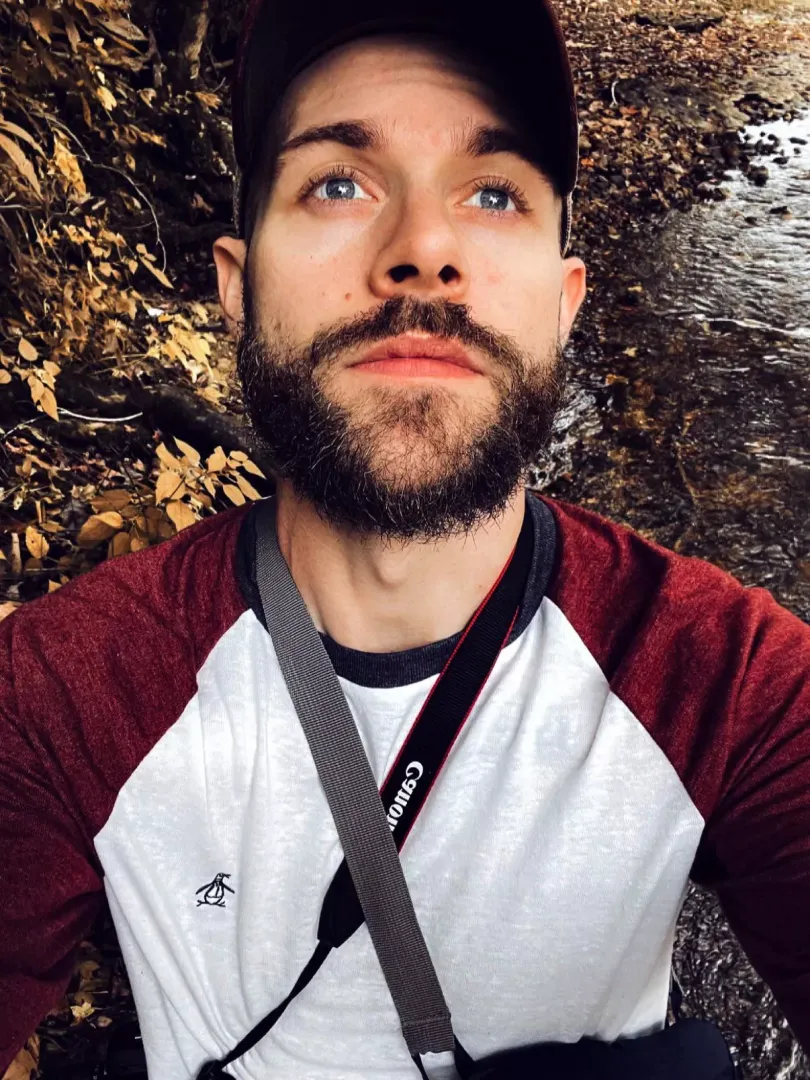 “What a beautiful view! Let’s take a selfie”. Why am I like this?