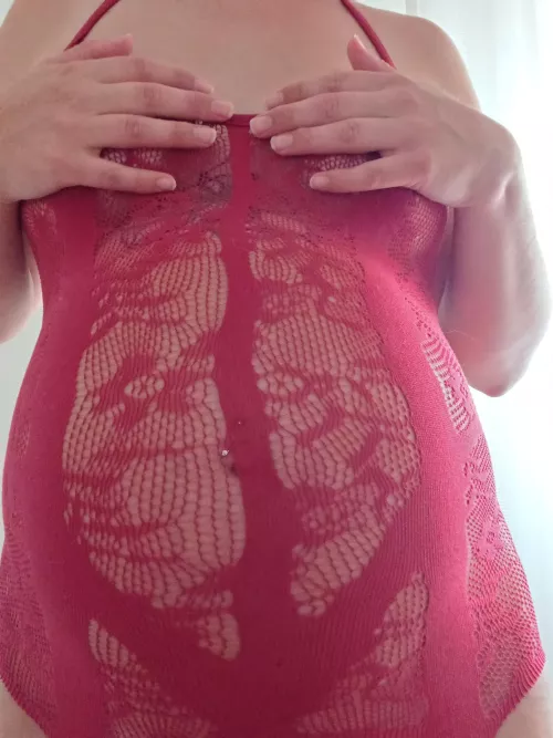 What about this lace on my bump? 😈