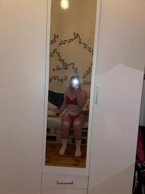 What catches ur attention first? (f)