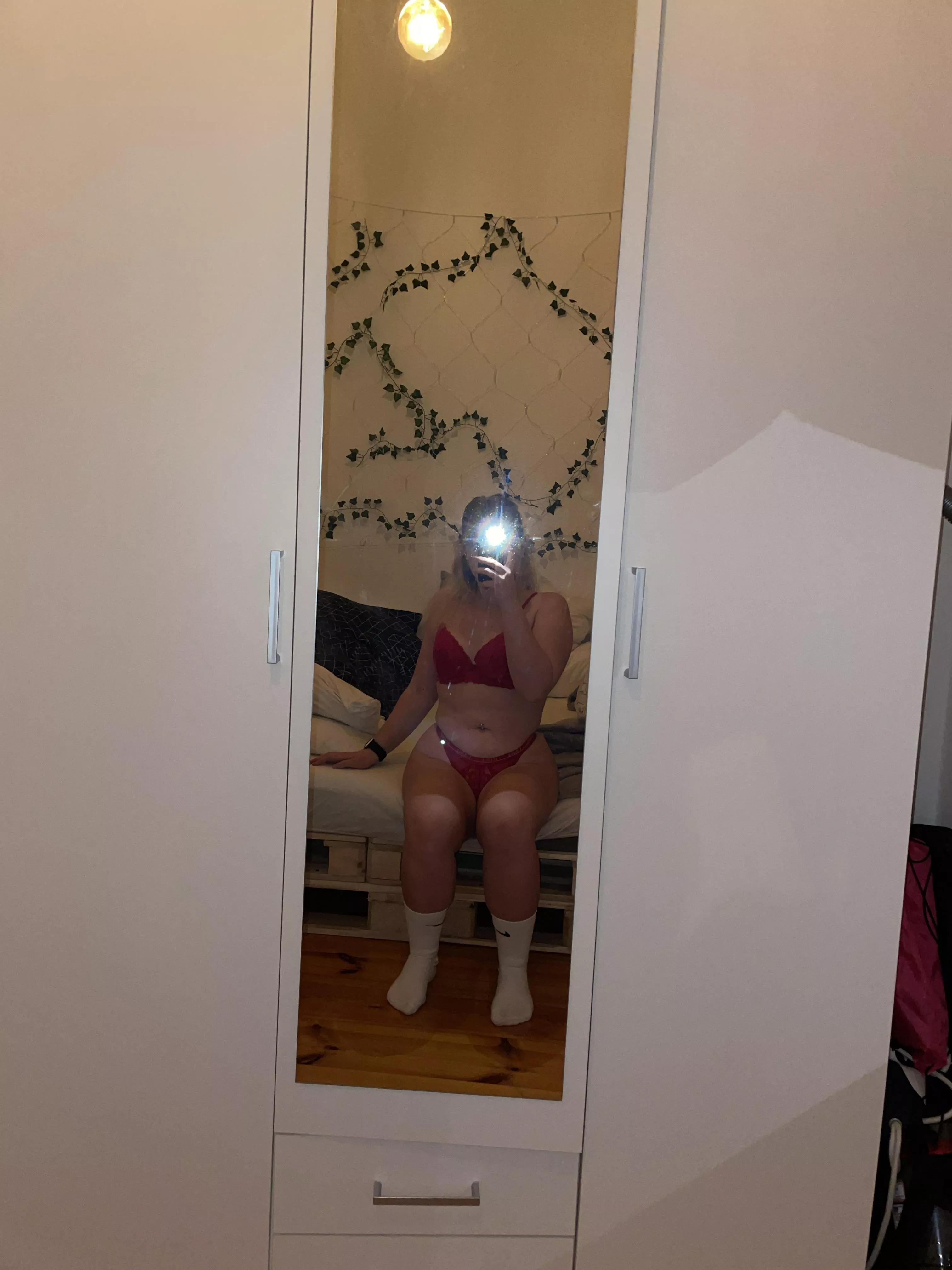 What catches ur attention first? (f)