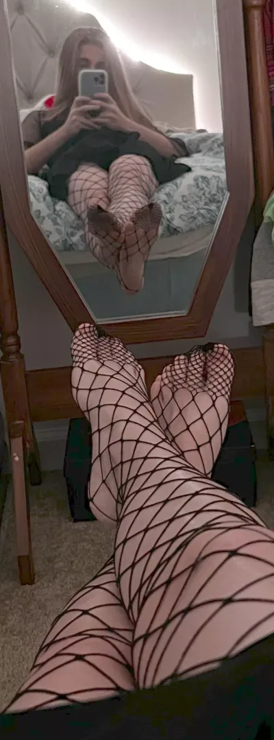 What color should I paint my toes? 😫